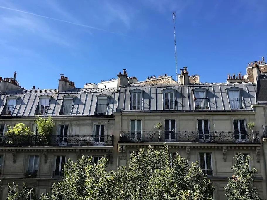 Dans Les Arbres A Montmartre * باريس