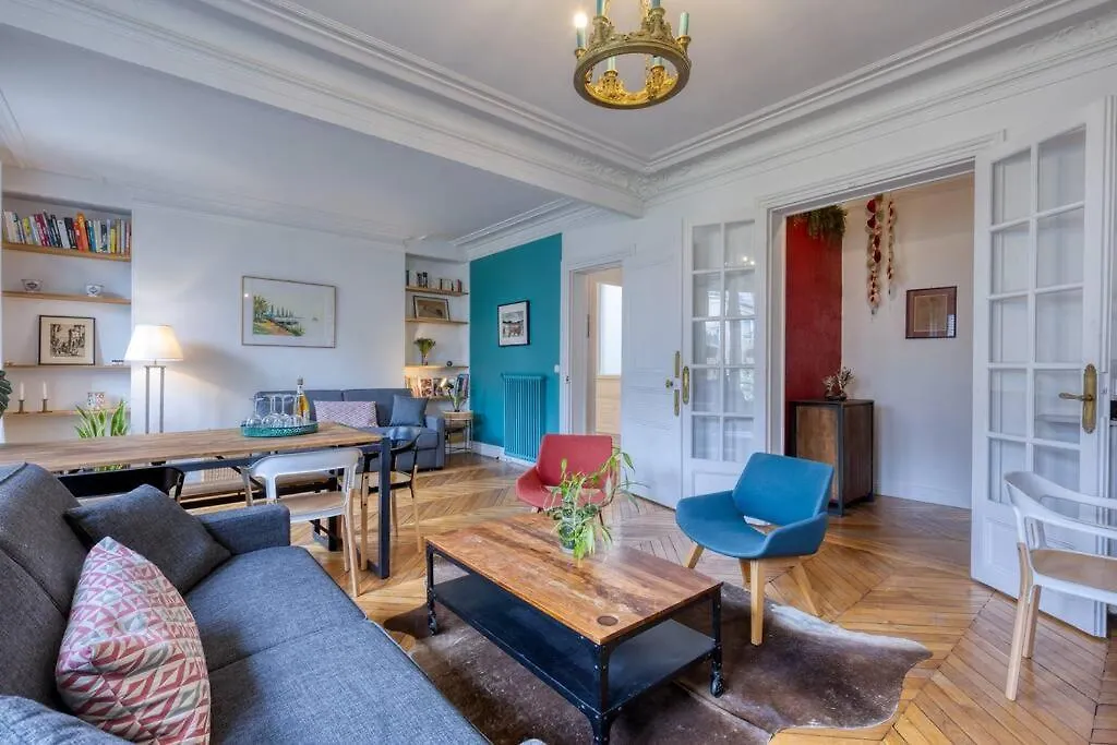 Dans Les Arbres A Montmartre Apartment